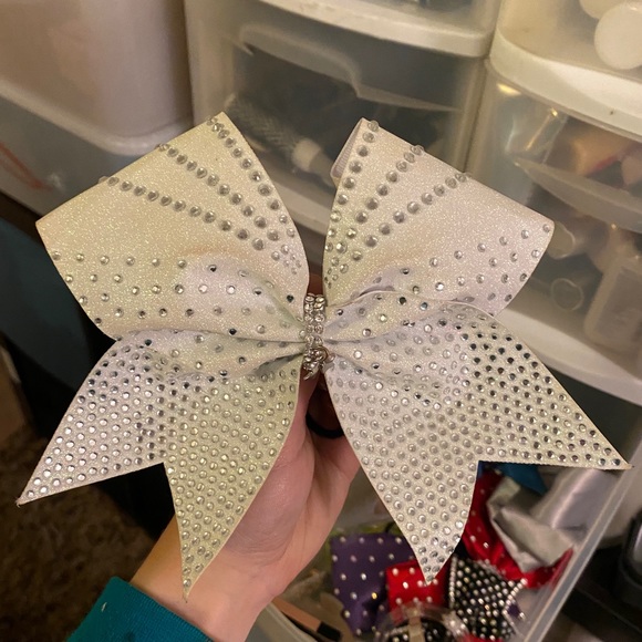 White Cheer Bow - Picture 1 of 5